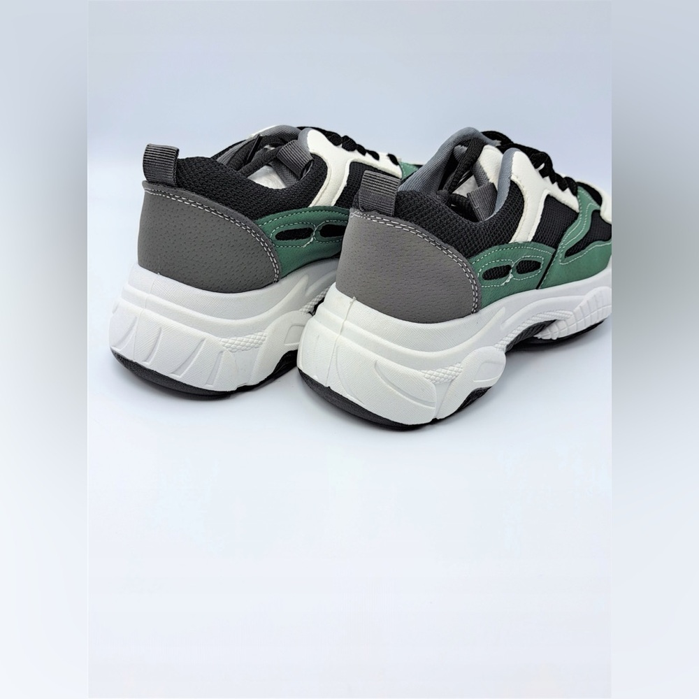 Women’s fashion chunky sneaker